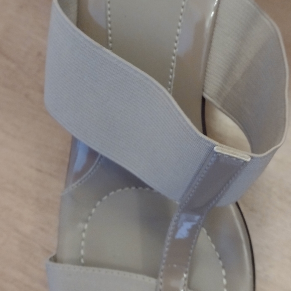 NEW vacation ready Sandals by Charles David - Picture 5 of 5